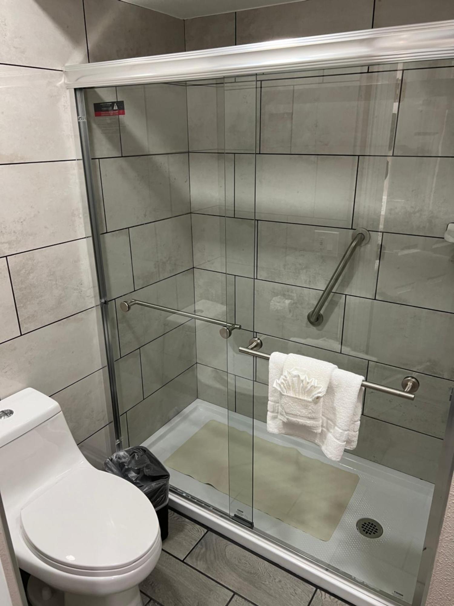 Lone Oak Studio Suites Bakersfield Buitenkant foto